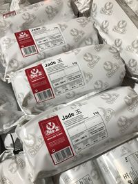 Descubre la amplia gama de pastas de porcelana SIO-2®, especialmente diseñadas para cerámica artística, presentadas en un práctico paquete de 5kg con doble envase y brida reutilizable para que tu porcelana esté siempre fresca y lista para usar. Muéstranos tus creaciones! Descubre la gama completa en el enlace.