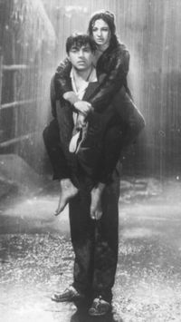 The story goes that Dharmendra tried to flirt with Tanuja while shooting the film. The shocked Tanuja was so enraged that she slapped Dharmendra and threatened to tell his wife about his flirting. Ashamed Dharmendra begged Tanuja to forgive him and persuaded her to tie rakhee thread.