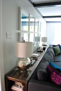 Si le salon est un espace où l'on se repose, on lit, on regarde la télévision, il est souvent difficile d'y disposer des livres ou tout autre objet à proxi