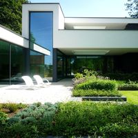 SVAREF High-end architectural design inspiration reference image of a beautiful big white modern free standing house #svaref #sva #architecture #design #villa #white #stucco #modern #luxury #living #lifestyle