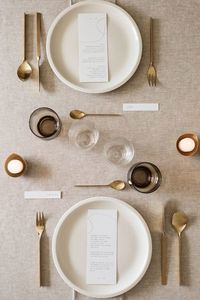 A modern, elegant, and warm reception table. Photo Fabien Courmont