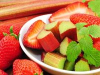 einfaches Rhabarber-Erdbeer-Kompott: 400 g Rhabarber 400 g Erdbeeren 1 Vanilleschote 3 EL brauer Zucker 4 EL Wasser