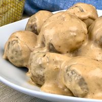 Si te gustan las albóndigas suecas de Ikea, estás están aún mejores anímate a prepararlas y no te arrepentirás, Ingredientes y Vídeos paso a paso de toda la elaboración en nuestra página web elmundoenrecetas.com #albondigassuecas #albondigas #albondigasensalsa #albóndigas #albondigascaseras #recetas #receta #recetassaludables #recetasfaciles #recetascaseras #recetasrapidas #recetasfáciles #recetasquenofallan #recetario #recetadeldía #recetasdecocina #recetassuecas #comidasueca