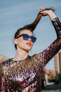 Fotografía de moda para la marca Hokana Sunglasses. Reportaje realizado en exterior con modelo profesional.