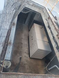 Instalación de un grupo electrógeno de 450 KVA en la planta menos uno del estadio olímpico de Terrassa. / Installation of a 450 KVA generator set on floor minus one of the Terrassa Olympic Stadium. / Installation d'un groupe électrogène de 450 KVA à l'étage moins un du stade olympique de Terrassa.