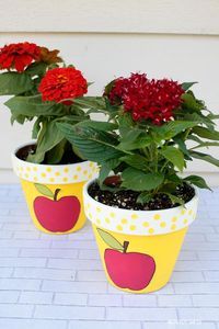 Apple painted flowerpot handmade gift to make for teachers #teacherappreciationweek #teachergift #handmadeteachergift