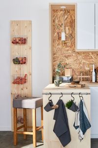 Optimiser et stocker tout en mettant en valeur fruits et légumes de saison c’est possible ! Pratique et original, ce panier mural facilite le rangement et permet une meilleure conservation des aliments.