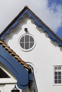 Garden Room with porthole window