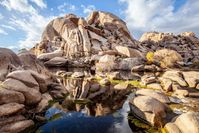 9 Must-see Locations at Joshua Tree National Park - Barker Dam #vezzaniphotography