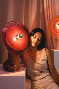 Lámparas de vidrio de la marca Luzmixtura. Fotografía con modelo por Cristina Navarro.