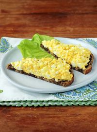 This Easy Egg Salad has only 4 ingredients and is perfect for lunch, breakfast or a snack! Just 169 calories or ONE Weight Watchers Freestyle SmartPoints! www.emilybites.com