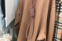 Burberry s'excuse et retire un pull accusé d'inciter au suicide. #BadBuzz #CM