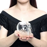 Un bougeoir original, en forme de Skull, tout en transparence. Ce bougeoir saura trouver une place de choix dans votre intérieur. En verre. Bougie non incluse.