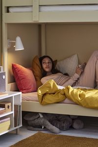 Descansar bien es importante, así como aprender buenos hábitos de descanso de cara al futuro. Apuesta por una distribución que deje los dispositivos fuera del alcance de la mano y te ayude a relajarte, quizás con un poco de música o un buen libro.