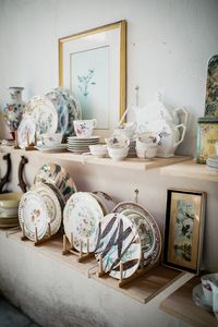 platos y tazas vintage sobre baldas de madera