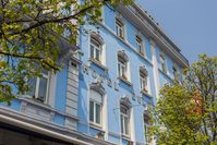 This historic hotel from 1867 offers good basics: large comfortable rooms, powerful showers, friendly staff. And situated right next to the central station with easy connections to all parts of the city.