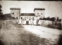 ´Mulleres e nenos ante a entrada do Pazo Quiñones de León´. Jaime de Sousa Guedes Pacheco