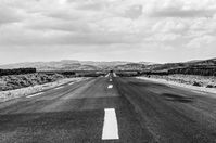 Photographie d’une route longue, désertique. La photographie est disponible en impression haute-qualité. Si celle-ci vous intéresse pour orner les murs de votre intérieur, vous pouvez suivre le lien.