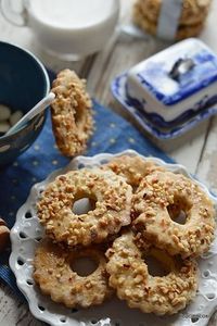 Adoro le prime colazioni, adoro viziarmi e i sapori buoni di una volta, per questo non disdegno infornare biscotti ogni volta diversi c...