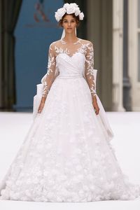 Explore the show The Ralph & Russo Autumn-Winter 2019/2020 couture collection continues the celebration of the modern female and her multifaceted form amid the joie de vivre of an era almost a century past. Depicting a 1930s soirée en plein air; a lively scene wrought with flora, fauna and the majestic opulence of