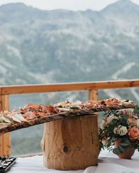 Cigales et Petits Fours on Instagram: "On en a l'eau à la bouche, pas vous ? C'était une partie du gigantesque cocktail proposé par @lesterrassesdemontgenevre pour le mariage de C&A, avec une vue magnifique sur la montagne ! #montgenevre #weddingday #mariagealamontagne #alpeswedding #prendredelahauteur #weddingplannerpaca #organisationdemariageenhiver #weddingplannerprovence #mariage2023 #cigalesetpetitsfours"
