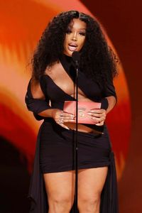 MEFeater Magazine on Twitter: "Sheesh! SZA at the #GRAMMYs in Mugler 🖤 https://t.co/hwQGPTc5pg" / Twitter