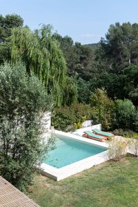 Piscine chez les fondateurs de Tiny Cottons aux abords de Barcelone face au massif de la Collserola - The Socialite Family #piscine #swimmingpool #tinycottons #founder #house #nature #garden #mountains #family #inspo