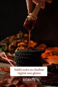 Pour Halloween, surprend ton monde avec ces sablés 100% noir. Une ambiance dark garantie grâce au charbon noir végétal. Une recette sans gluten à essayer d'urgence 🎃 //////// #recette #halloween #charbonnoir #sansgluten #sables #biscuits #foodphotography #photographieculinaire #foodblogger