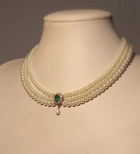 Increíble e impresionante collar gargantilla para la novia cuenta con tres hebras de perlas blancas de marfil y piedra esmeralda en el medio rodeado de circonio claro y perla blanca colgante por debajo. Aquí están los pendientes a juego. Se establecen con esmeraldas reales: