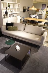 Eyye Etcetera oogt luchtig en slank dankzij haar ranke poten en smalle rug- en armsteunen. De rugkussens en het zitvlak voelen comfortabel aan. Bovendien laat Etcetera voldoende ruimte over voor een styling met mooie sierkussens.