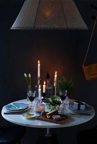 Jantar romântico simples a luz de velas