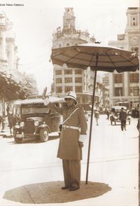 PANORAMA URBANO: Guardia urbano dirigiendo el tráfico en la plaza de Emilio Castelar, servicio que fue creado en el mes de abril de 1928