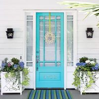 I love the color of this door, it is so beachy......starfish wreath for front door