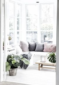 9 – Estilo escandinavo para trazer calma: Se você é fã do estilo escandinavo, então pode se inspirar nessa aconchegante varanda de inverno na Cocolapine. O sofá branco recebe algumas almofadas para ganhar cor. A vegetação fica por conta dos vasos com folhagens que recebem cachepots de metal para completar o décor. (Foto: Reprodução/Divulgação) #paisagismo #jardim #garden #minimal #plantas #plants #casavogue