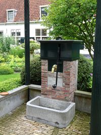 Haarlem - Het Hofje van Bakenes is te vinden aan de Bakenessergracht in het centrum van de stad, en is het oudste nog bestaande hofje in Haarlem. Het heeft 2 ingangen, die met deuren afgesloten zijn. Het hofje is gebouwd in 1395 volgens testamentaire bepalingen van koopman Dirck van Bakenes. Zijn weduwe en haar beide zoons lieten het hofje bouwen. De huidige hofjeswoningen dateren uit ’t midden van de 17de eeuw. Nog steeds oud dus! Foto: G.J. Koppenaal - 1/7/2016