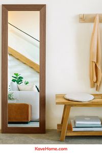 Avec ses beaux volumes, le miroir Yvaine crée de l’ampleur et décuple la lumière dans votre maison. Son cadre en plaqué de bois apportera un look naturel et à la fois minimaliste à votre déco. Une manière simple et efficace de faire tendance. #Deco #Entree #Miroir #Naturel