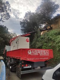 Proyecto de sustitución de uno de los grupos estropeados en el Pantano de Sau. Desmontando el viejo e instalando el nuevo, con nuestros medios tanto de transporte como de instalaciones. / Project to replace one of the damaged units in the Sau reservoir. Dismantling the old one and installing the new one, with our means of transport and installations. / Projet de remplacement d'une des unités endommagées du réservoir de Sau.