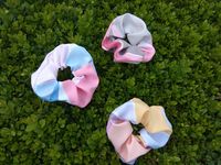 DIYing handmade scrunchies with scraps of fabric, tutorial on my blog for more informations.