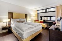 The second becozy Pop-Up Hotel – the first took over the Swissôtel in Oerlikon, now closed. As the name implies it is a limited service hotel. Staff is being kept at a minimum, and is available only for technical, security and cleaning purposes. When you want your room to be cleaned or linens changed, you pay extra. Food can be ordered through UberEats and there is a grocery delivery and laundry service. Rooms are particularly spacious, though some lack natural light.