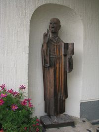 Tämä apostoli ei ole vaivaisukko. eikä tietääkseni kerää avustuksia, mutta noudattelee melko lailla vaivaisukkojen linjaa, joten laitoin näihin kuviin. Apostolin sijaintipaikka on Suomussalmen kirkon ulkoseinällä.