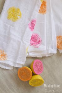 Use lemons as a stamp to make super cute and summery tea towels. LOVE this idea.