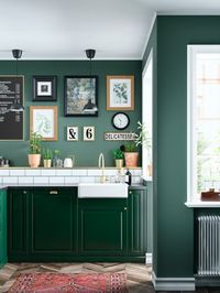 Hvilket køkken drømmer du om?
Måske at vores køkkenfront BODBYN passer ind i din stil, og lige nu, og frem til d. 10. november får du 20% som IKEA Family medlem. Dørens ramme og panel med affasede kanter giver en følelse af håndværk, mens f.eks. den mørkegrønne farve tilføjer et strejf af personlighed. Den findes også i en smuk råhvid eller varm grå. Brug f.eks. messing- eller sølvfarvede håndtag og en hvid vask med en synlig front for at skabe et afbalanceret look.