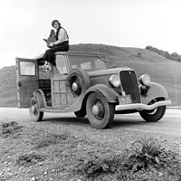 Dorothea Lange : Resettlement Administration photographer, in California. The car is a w-Ford Model V8 1936.