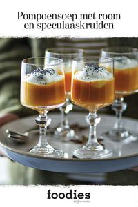 Maak de lekkerste soep zelf! Deze heerlijke vegetarische pompoensoep met room en speculaaskruiden is een perfect feestelijk vega recept tijdens de feestdagen. Serveer de soep als voorgerecht, bijgerecht of als 'hapje' bij de borrel tijdens kerstavond. Foodies deelt kerst recepten voor inspiratie #kerstmis #christmas #x-mas #foodiesmagazine #iamfoodies