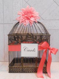 Une petite cage à oiseau peut servir d'urne pour récolter les cartes des invités