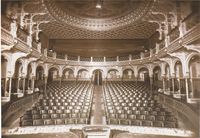 EL TEATRO El teatro Eslava conocido popularmente como la bombonera, construido en 1908 por el arquitecto José Manuel Cortina. Era un bello teatro de estilo mudéjar con frágiles columnas que formaban los arcos y cinco palcos a cada lado del patio de butacas. Fue derribado para construir en su solar el cine Eslava en 1959.