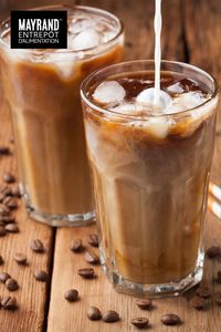 Pour obtenir votre café glacé, mélangez une tasse d'expresso de vote choix, 250 ml du lait, une cuillère à soupe de cassonade et des glaçons. Vous pouvez aromatiser au parfum de votre choix avec une cuillère à café d'arôme.