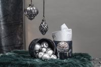 Ruhig, aber trotzdem interessant. Mit unserer neusten Idee für den Weihnachtstisch zauberst du in Kürze ein Wohlfühlambiente mit modernem Touch. Mutige Gold-Silber-Kombinationen geben dabei den Ton an. Unterstützt werden sie durch fantasievolle Blau- und Metalliceffekte.