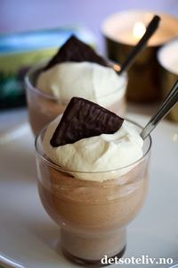 Nydelig, nydelig, nydelig desserttips! After Eight sjokolademousse lages med smeltet After Eight og kremfløte. Så enkelt, men likevel så godt! Oppskriften gir 6-8 porsjoner.