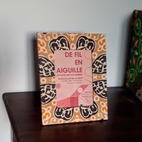 Cadre en bois recouvert de tissu khayamiya. Une touche de couleur dans votre maison.